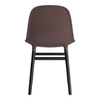 Chaise de salle à manger contemporaine en plastique moulé et chêne avec système d'assemblage intégré.