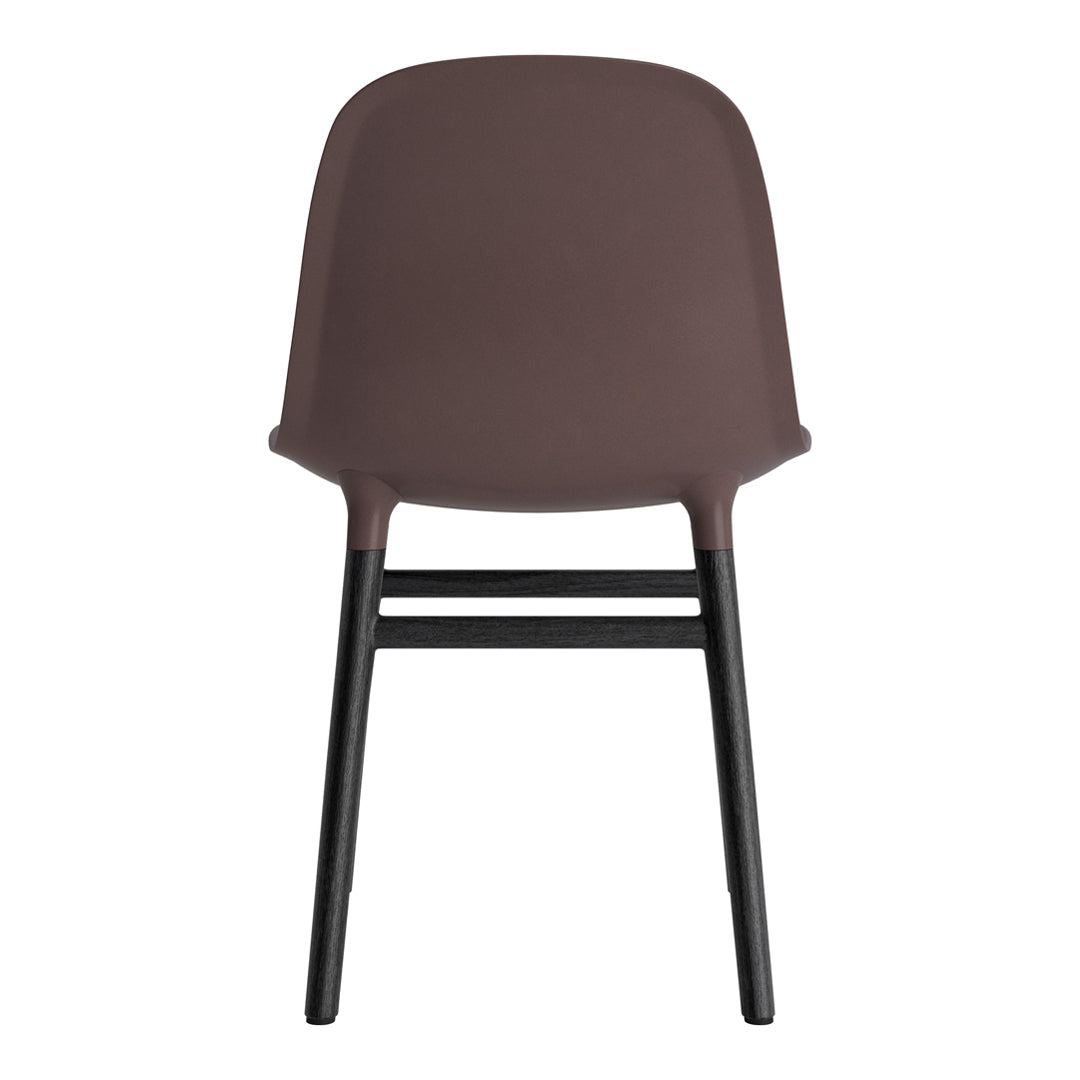 Chaise de salle à manger contemporaine en plastique moulé et chêne avec système d'assemblage intégré.