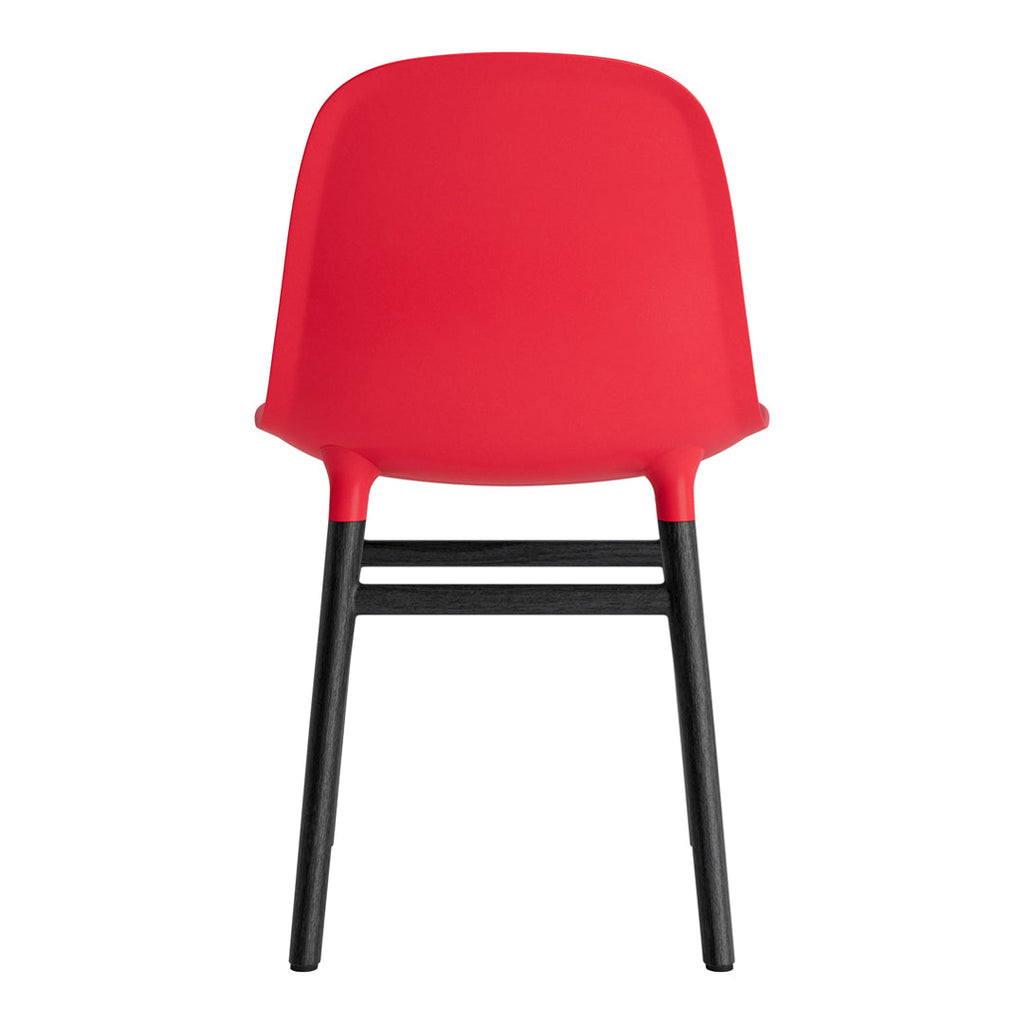 Chaise de salle à manger contemporaine en plastique moulé et chêne avec système d'assemblage intégré.