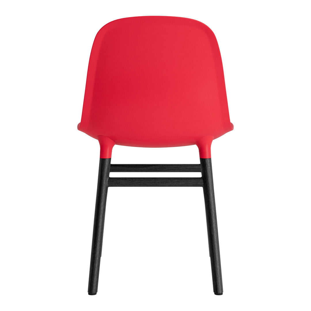 Chaise de salle à manger contemporaine en plastique moulé et chêne avec système d'assemblage intégré.