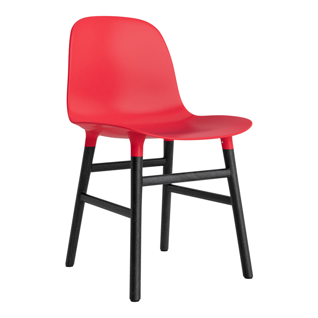 Chaise de salle à manger contemporaine en plastique moulé et chêne avec système d'assemblage intégré.