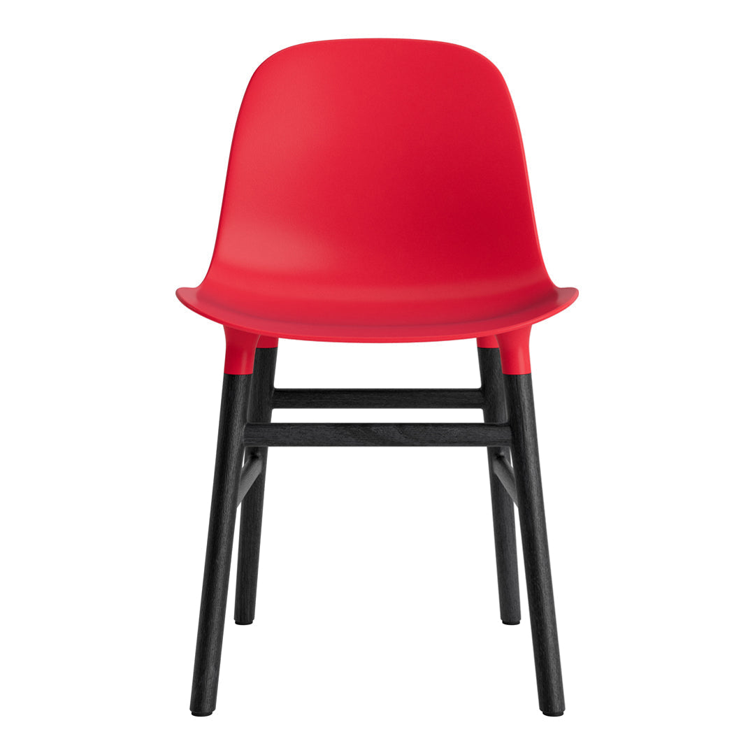 Chaise de salle à manger contemporaine en plastique moulé et chêne avec système d'assemblage intégré.