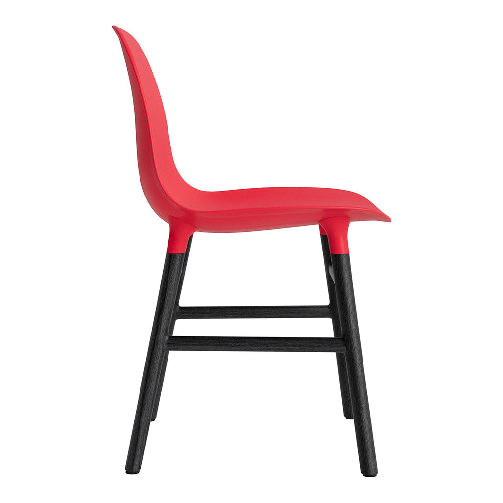 Chaise de salle à manger contemporaine en plastique moulé et chêne avec système d'assemblage intégré.