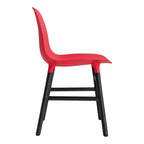 Chaise de salle à manger contemporaine en plastique moulé et chêne avec système d'assemblage intégré.