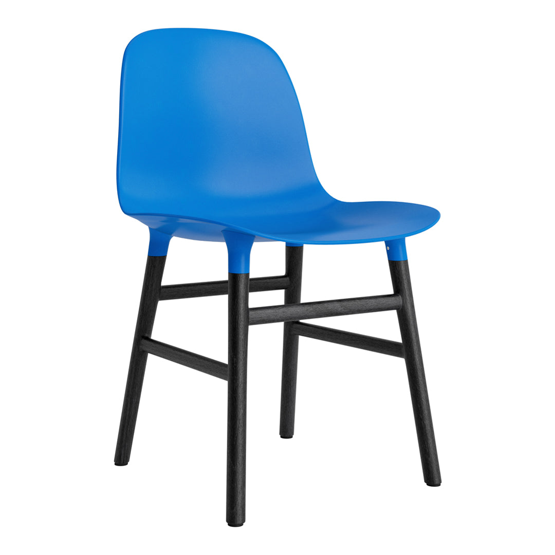 Chaise de salle à manger contemporaine en plastique moulé et chêne avec système d'assemblage intégré.
