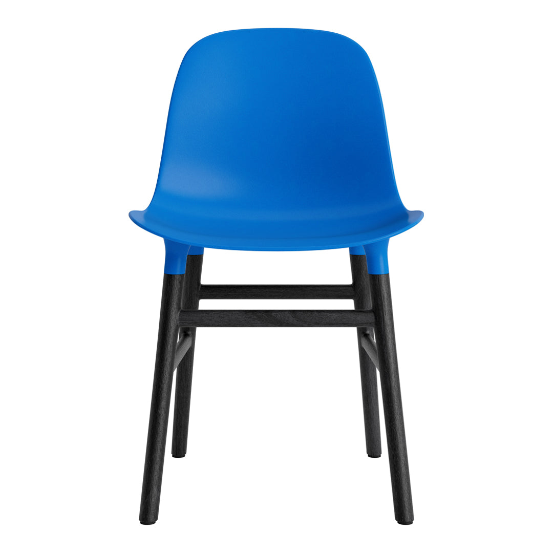 Chaise de salle à manger contemporaine en plastique moulé et chêne avec système d'assemblage intégré.