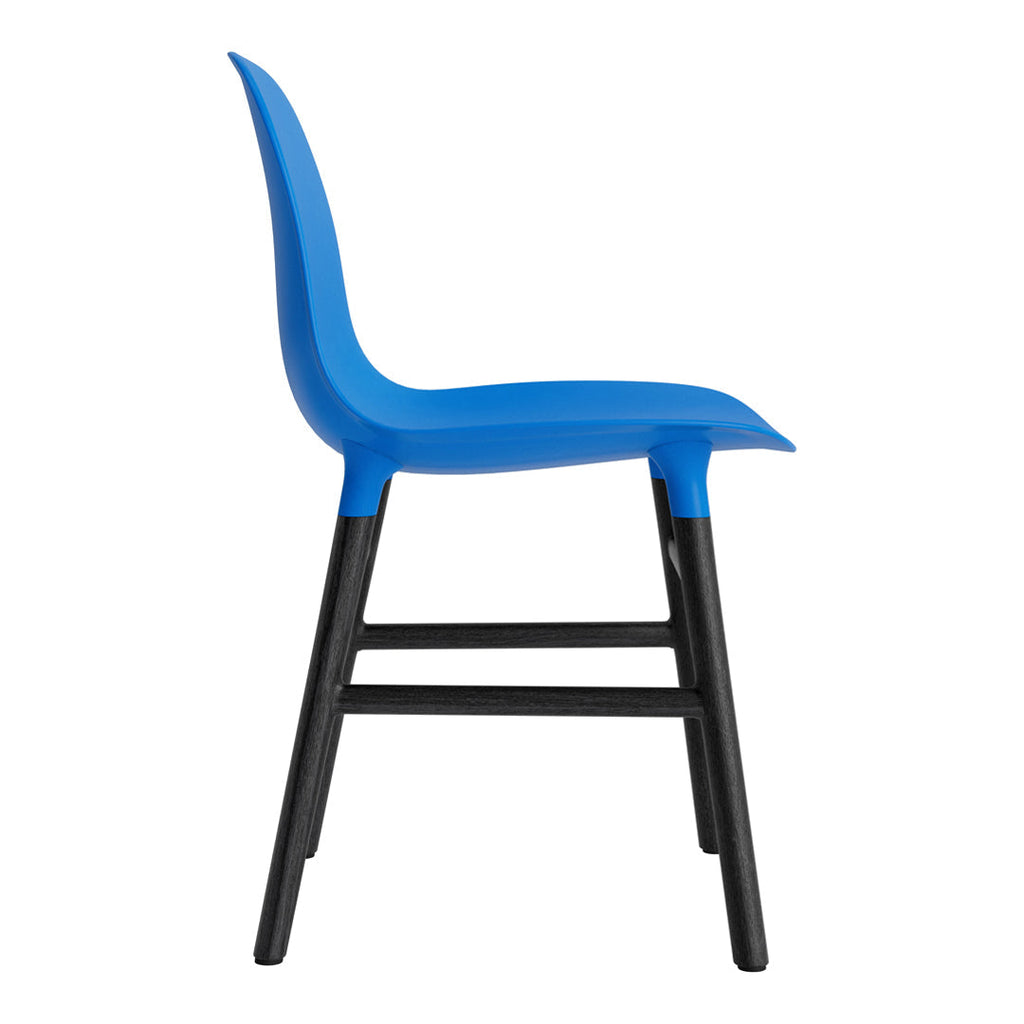 Chaise de salle à manger contemporaine en plastique moulé et chêne avec système d'assemblage intégré.