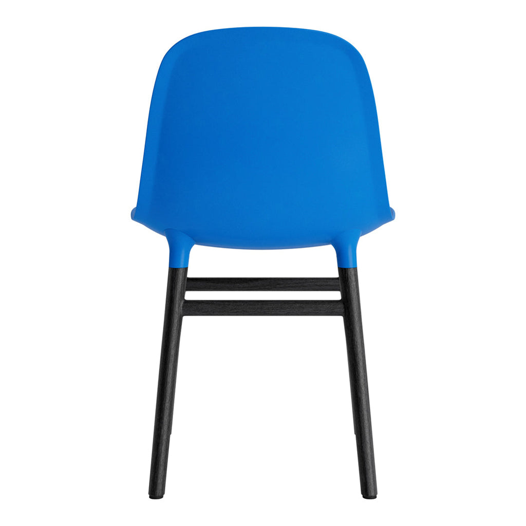 Chaise de salle à manger contemporaine en plastique moulé et chêne avec système d'assemblage intégré.