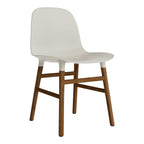 Chaise de salle à manger contemporaine en plastique moulé et chêne avec système d'assemblage intégré.