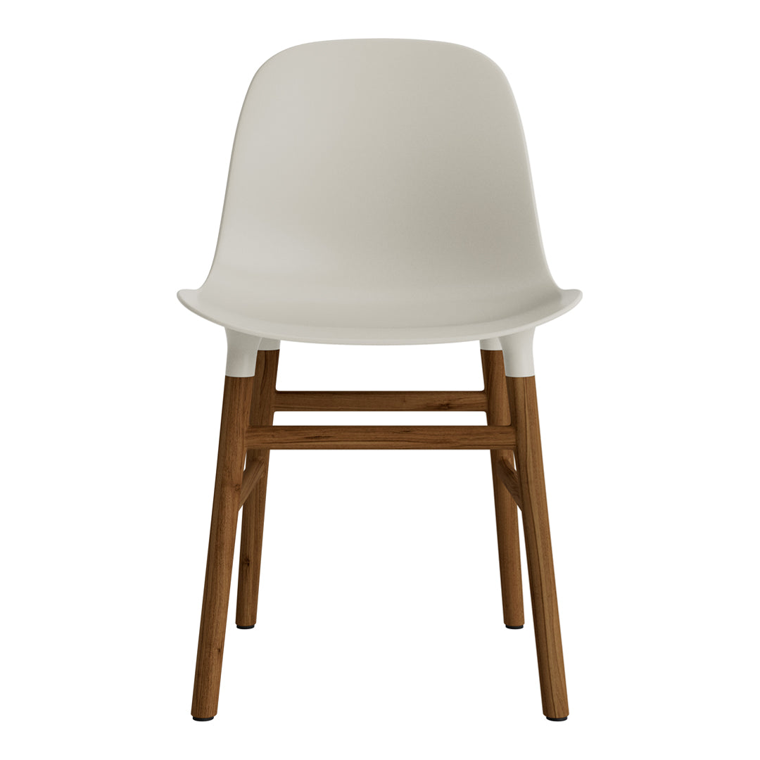Chaise de salle à manger contemporaine en plastique moulé et chêne avec système d'assemblage intégré.
