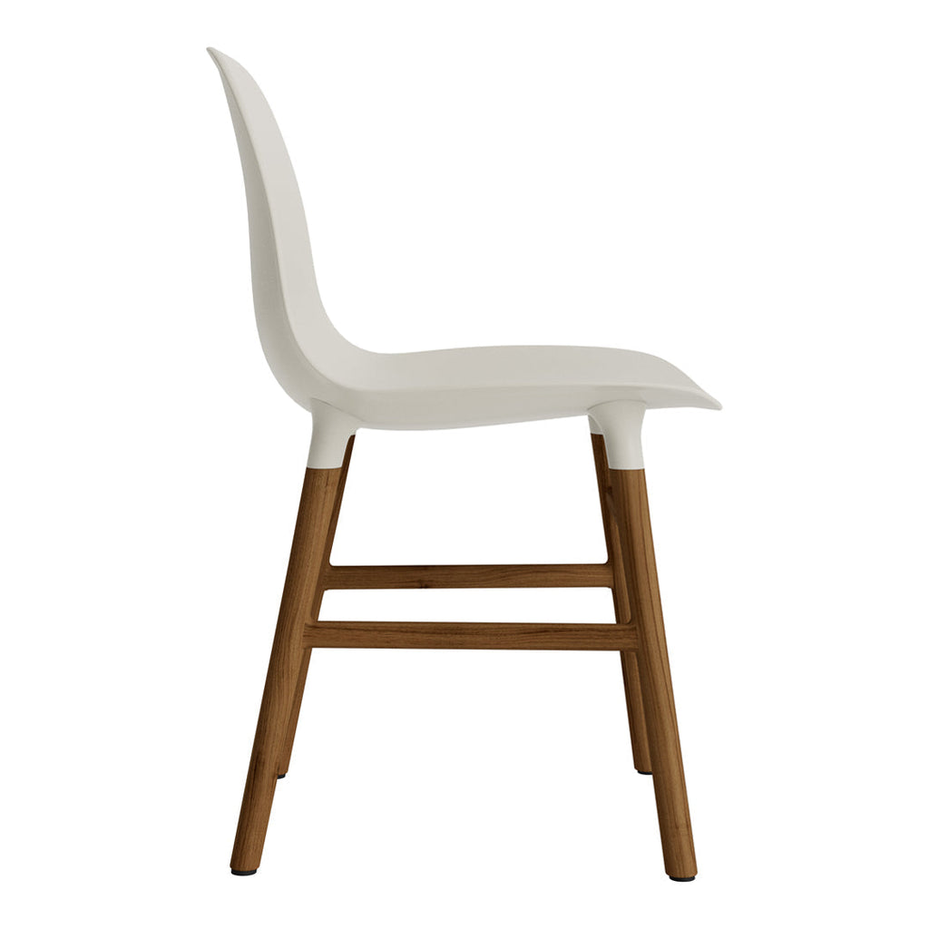 Chaise de salle à manger contemporaine en plastique moulé et chêne avec système d'assemblage intégré.