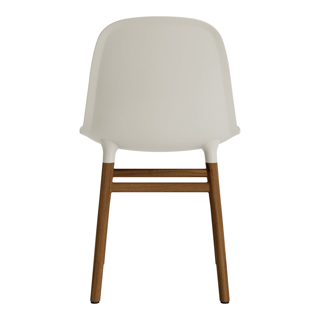 Chaise de salle à manger contemporaine en plastique moulé et chêne avec système d'assemblage intégré.