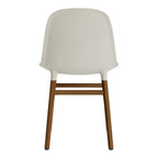 Chaise de salle à manger contemporaine en plastique moulé et chêne avec système d'assemblage intégré.