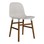 Chaise de salle à manger contemporaine en plastique moulé et chêne avec système d'assemblage intégré.