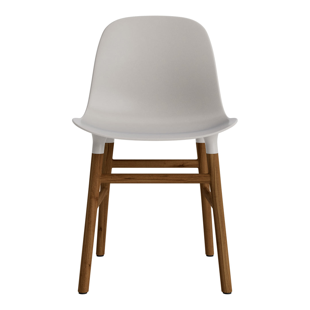 Chaise de salle à manger contemporaine en plastique moulé et chêne avec système d'assemblage intégré.