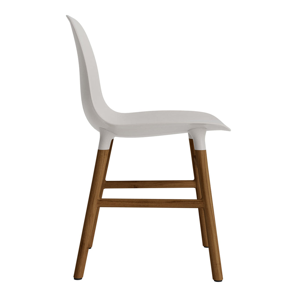 Chaise de salle à manger contemporaine en plastique moulé et chêne avec système d'assemblage intégré.