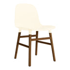 Chaise de salle à manger contemporaine en plastique moulé et chêne avec système d'assemblage intégré.