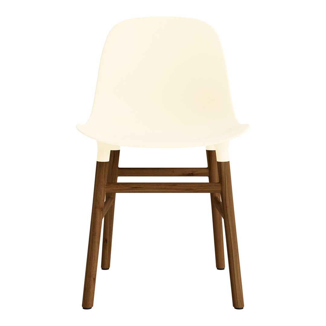 Chaise de salle à manger contemporaine en plastique moulé et chêne avec système d'assemblage intégré.