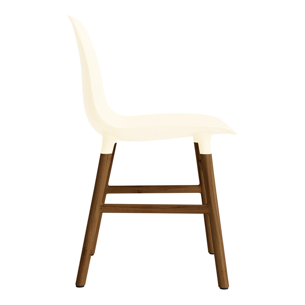 Chaise de salle à manger contemporaine en plastique moulé et chêne avec système d'assemblage intégré.