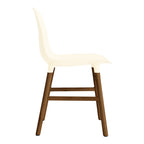 Chaise de salle à manger contemporaine en plastique moulé et chêne avec système d'assemblage intégré.