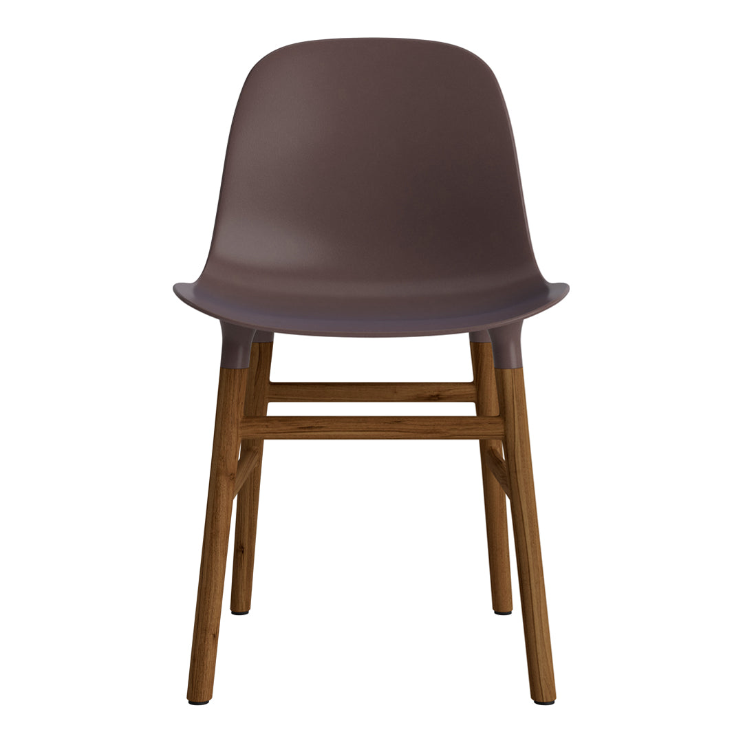 Chaise de salle à manger contemporaine en plastique moulé et chêne avec système d'assemblage intégré.