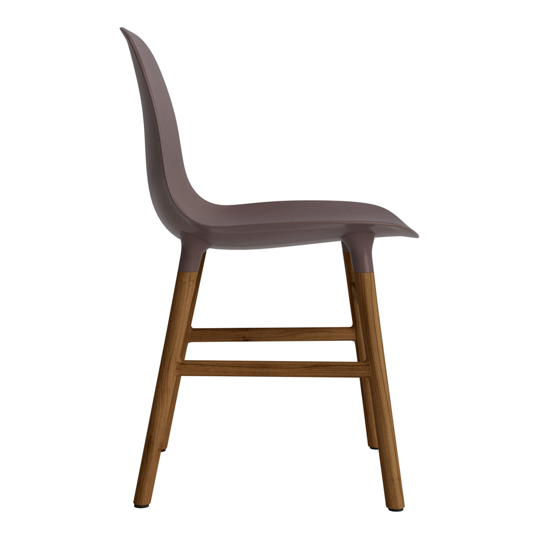 Chaise de salle à manger contemporaine en plastique moulé et chêne avec système d'assemblage intégré.