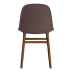 Chaise de salle à manger contemporaine en plastique moulé et chêne avec système d'assemblage intégré.