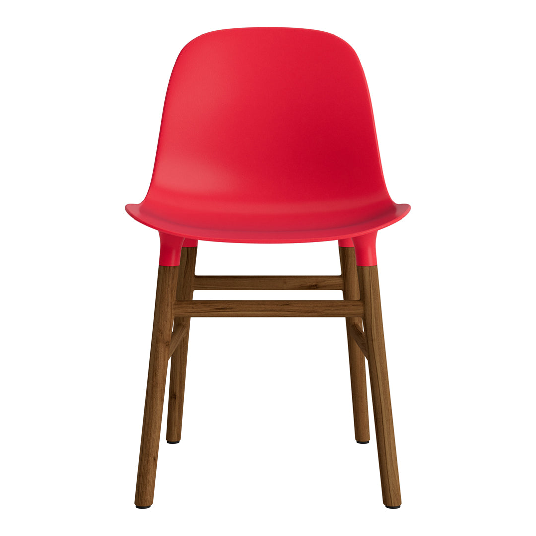 Chaise de salle à manger contemporaine en plastique moulé et chêne avec système d'assemblage intégré.