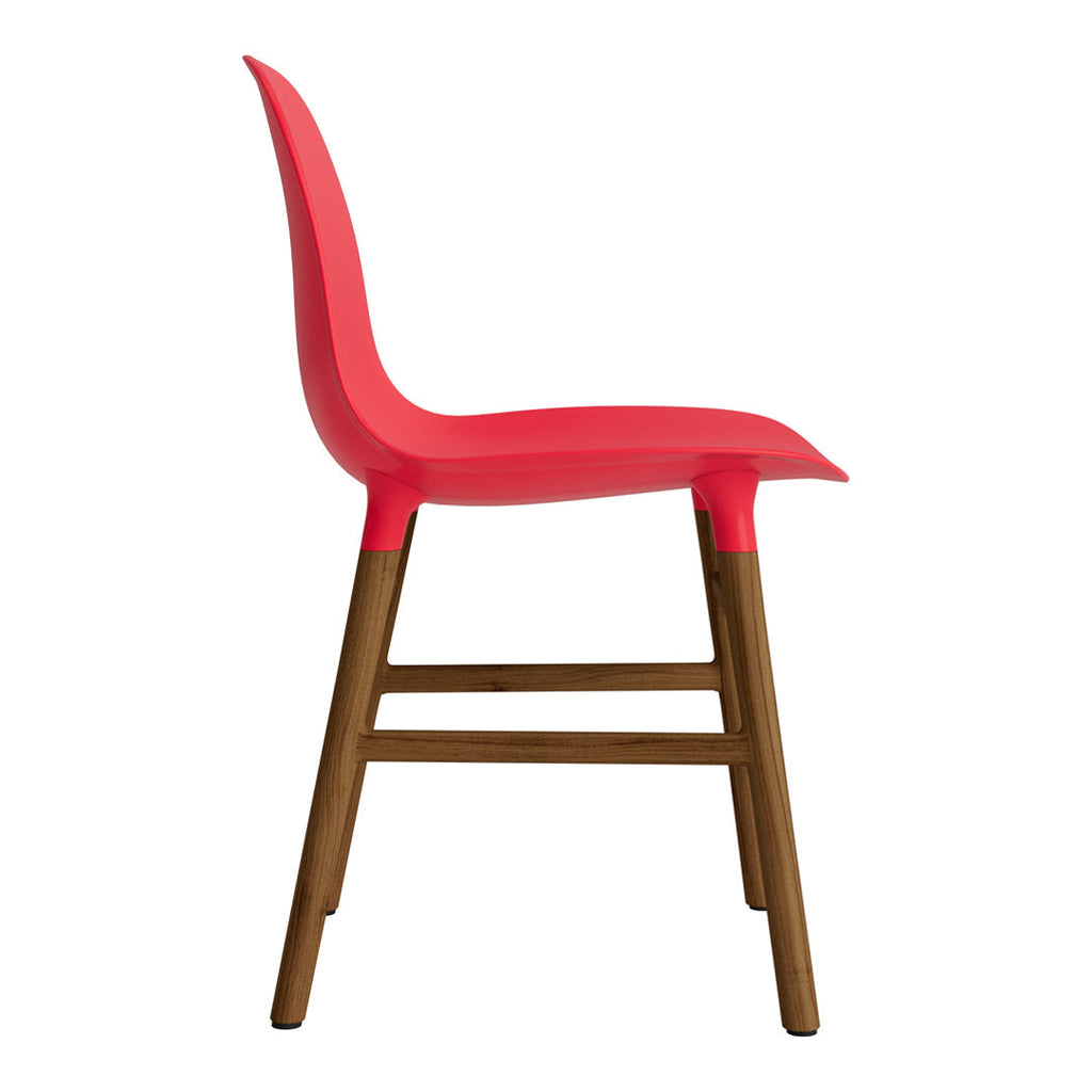 Chaise de salle à manger contemporaine en plastique moulé et chêne avec système d'assemblage intégré.