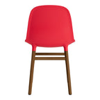 Chaise de salle à manger contemporaine en plastique moulé et chêne avec système d'assemblage intégré.