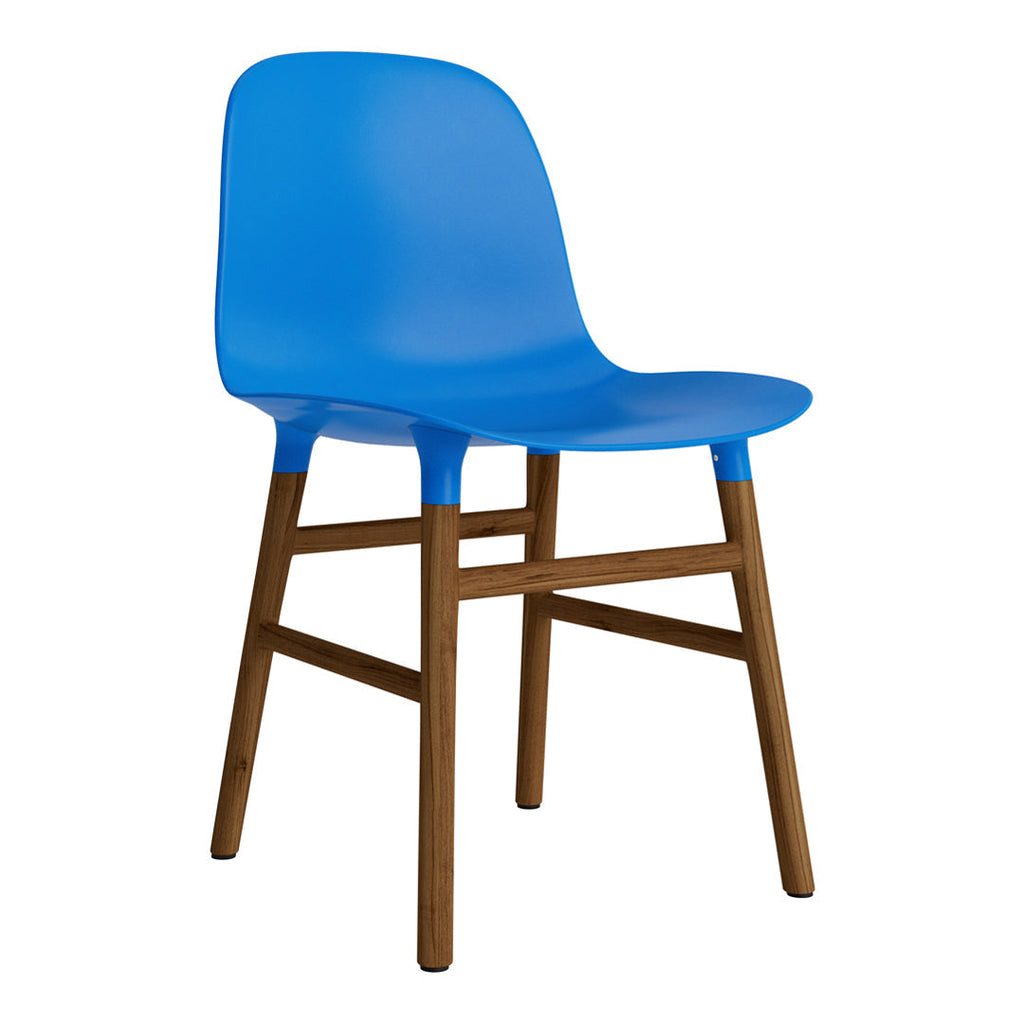 Chaise de salle à manger contemporaine en plastique moulé et chêne avec système d'assemblage intégré.