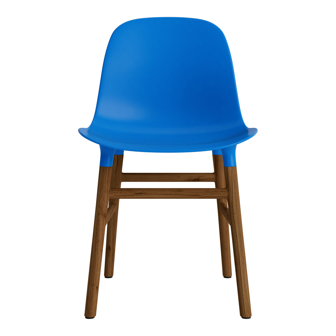 Chaise de salle à manger contemporaine en plastique moulé et chêne avec système d'assemblage intégré.