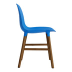 Chaise de salle à manger contemporaine en plastique moulé et chêne avec système d'assemblage intégré.