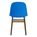 Chaise de salle à manger contemporaine en plastique moulé et chêne avec système d'assemblage intégré.