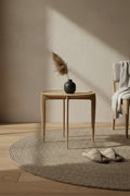 Table d'appoint pliante scandinave en placage moulé avec profil fin élégant pour salon