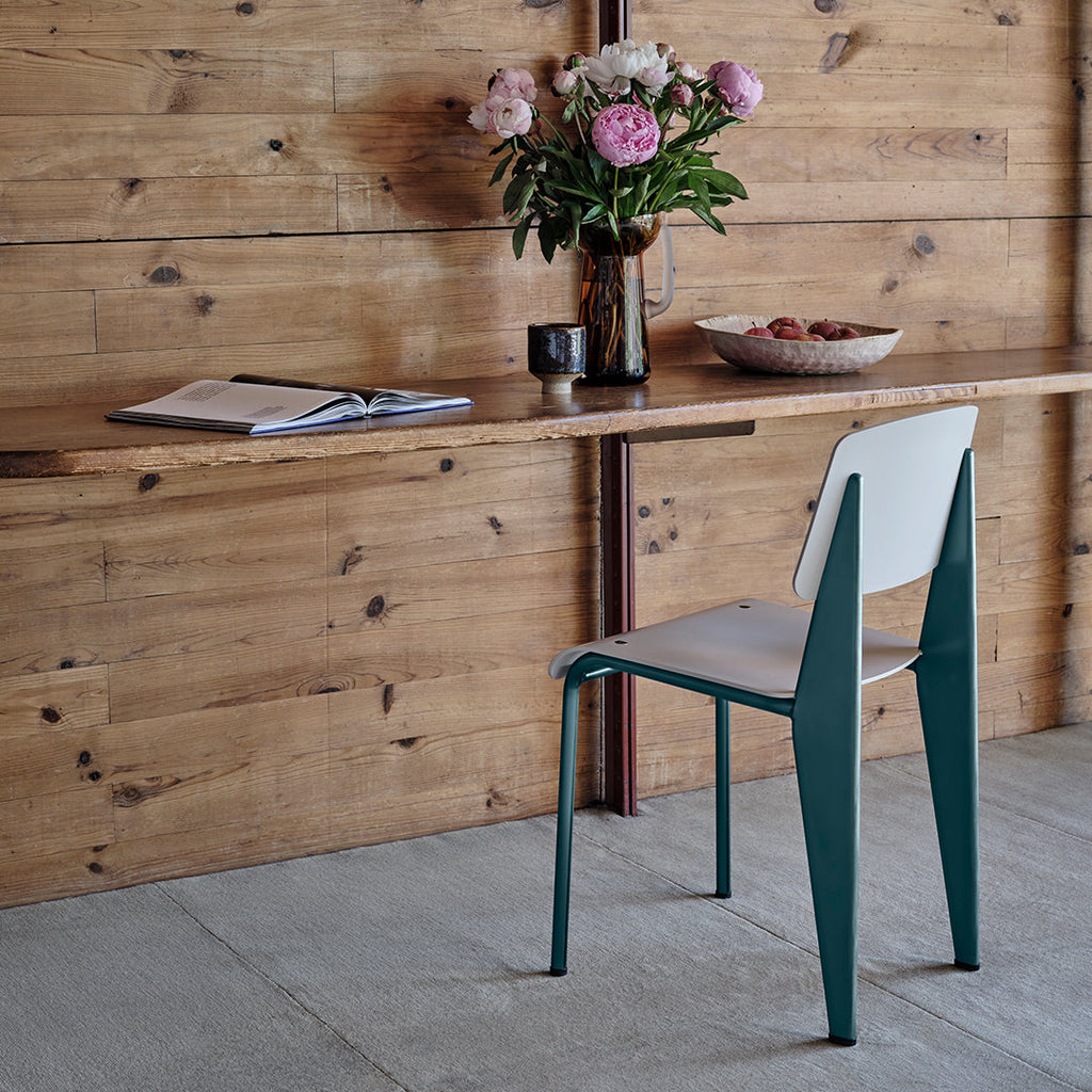 Chaise d'appoint contemporaine en plastique recyclé avec piètement thermolaqué pour salle à manger