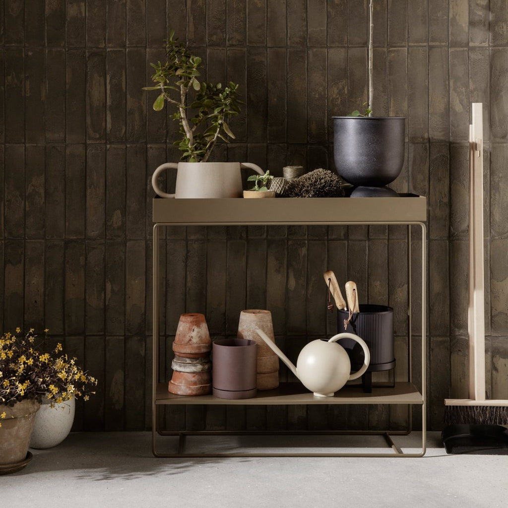 Console minimale en acier à deux niveaux avec étagère ouverte pour rangement, idéale pour un couloir ou un balcon