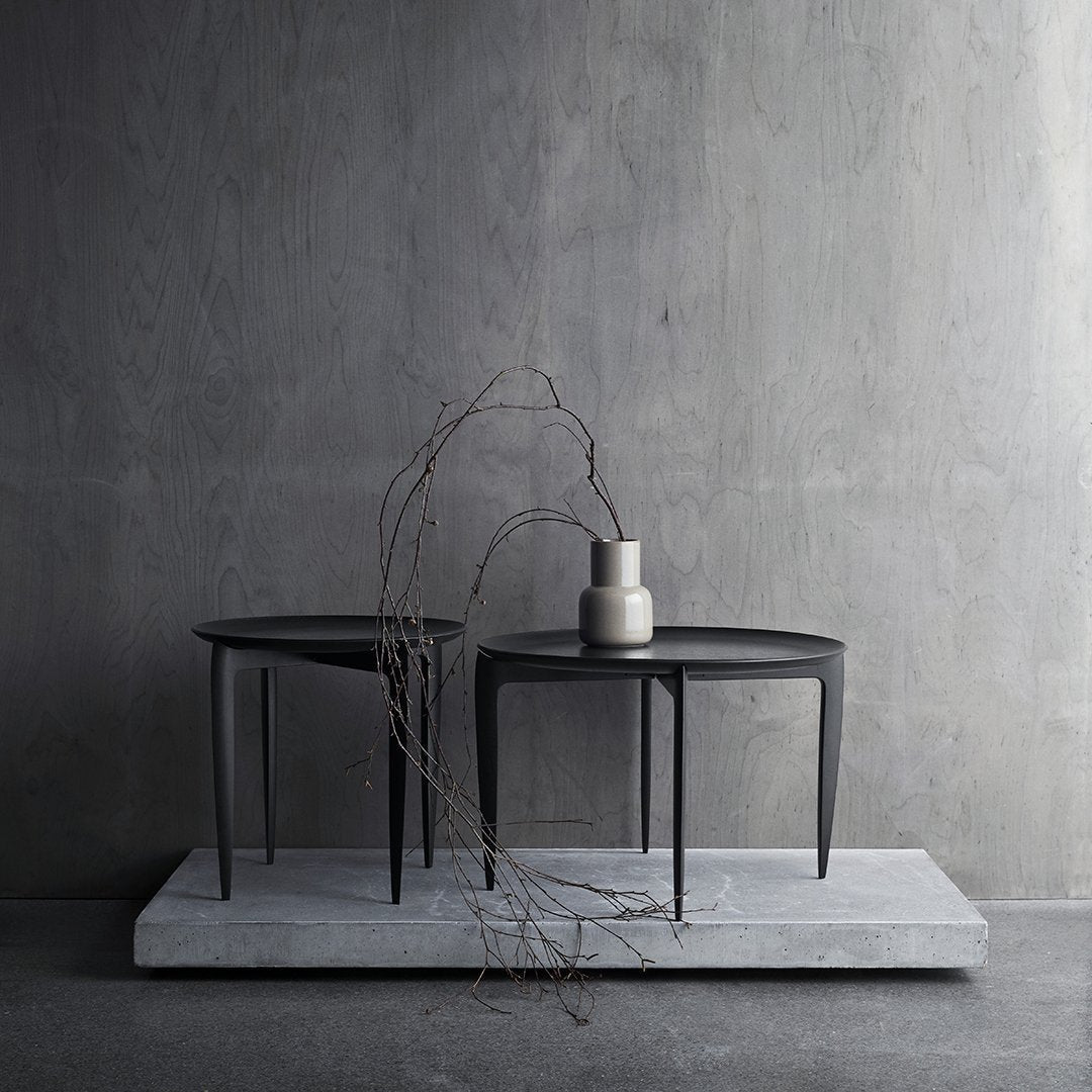 Table d'appoint pliante scandinave en placage moulé avec profil fin élégant pour salon