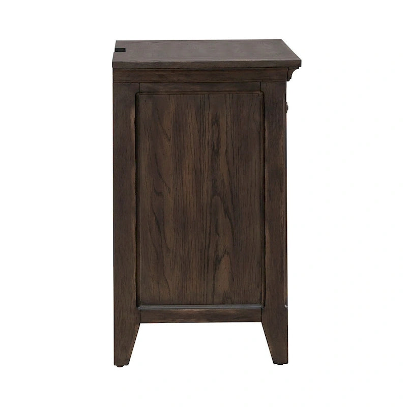 Lit rembourré marron, commode avec miroir et table de chevet