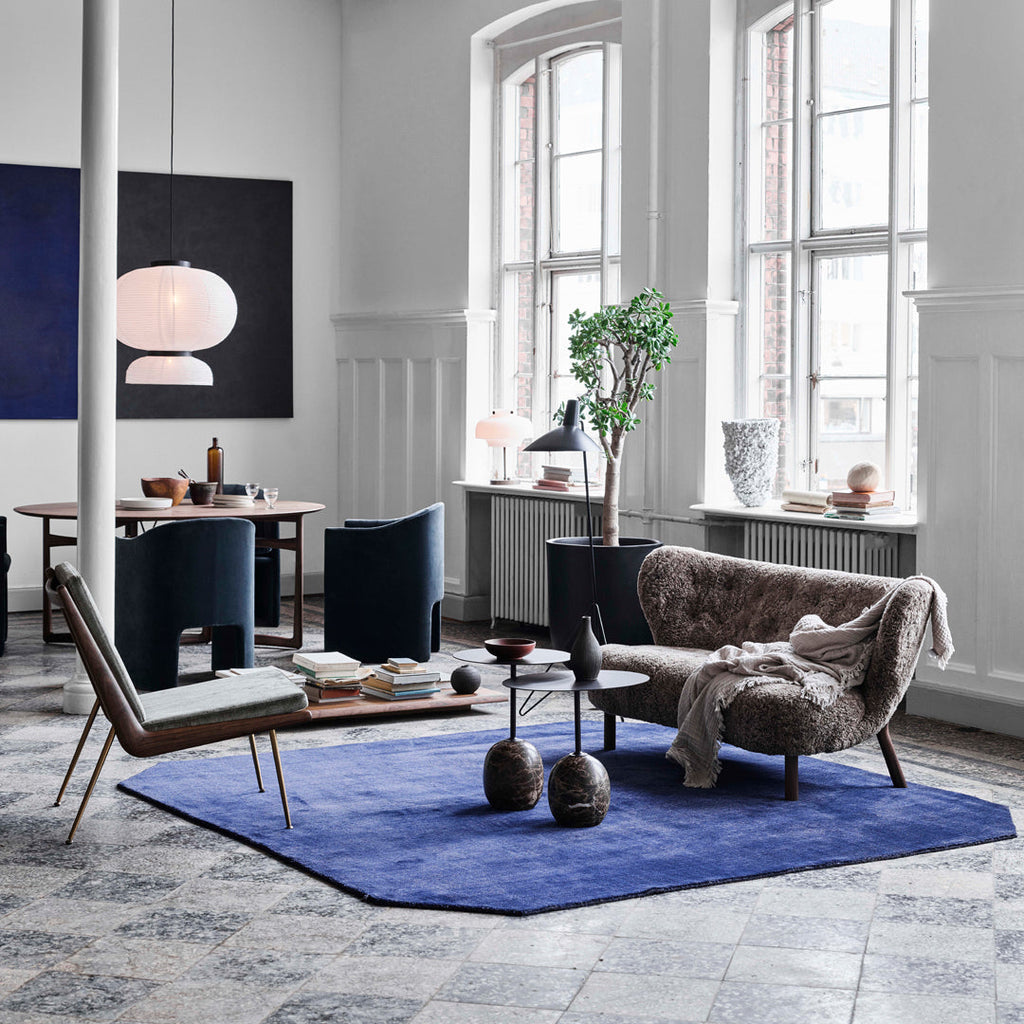 Table d'appoint contemporaine en marbre et acier avec piètement sculptural en forme de sucette inversée pour salon ou chambre à coucher