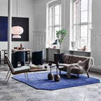 Table d'appoint contemporaine en marbre et acier avec piètement sculptural en forme de sucette inversée pour salon ou chambre à coucher
