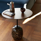 Table d'appoint contemporaine en marbre et acier avec piètement sculptural en forme de sucette inversée pour salon ou chambre à coucher