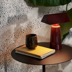 Table d'appoint contemporaine en marbre et acier avec piètement sculptural en forme de sucette inversée pour salon ou chambre à coucher
