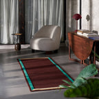 Table d'appoint contemporaine en marbre et acier avec piètement sculptural en forme de sucette inversée pour salon ou chambre à coucher