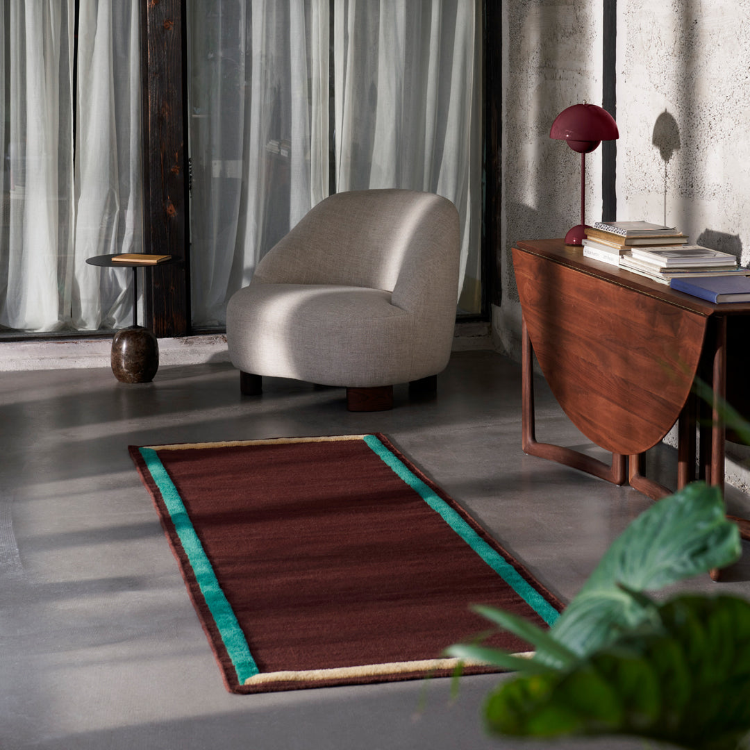 Table d'appoint contemporaine en marbre et acier avec piètement sculptural en forme de sucette inversée pour salon ou chambre à coucher
