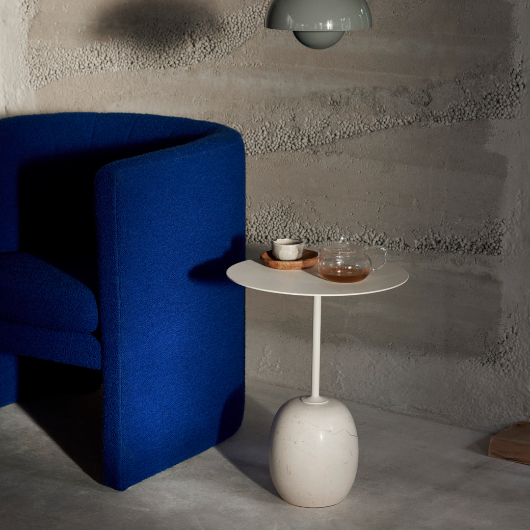 Table d'appoint contemporaine en marbre et acier avec piètement sculptural en forme de sucette inversée pour salon ou chambre à coucher