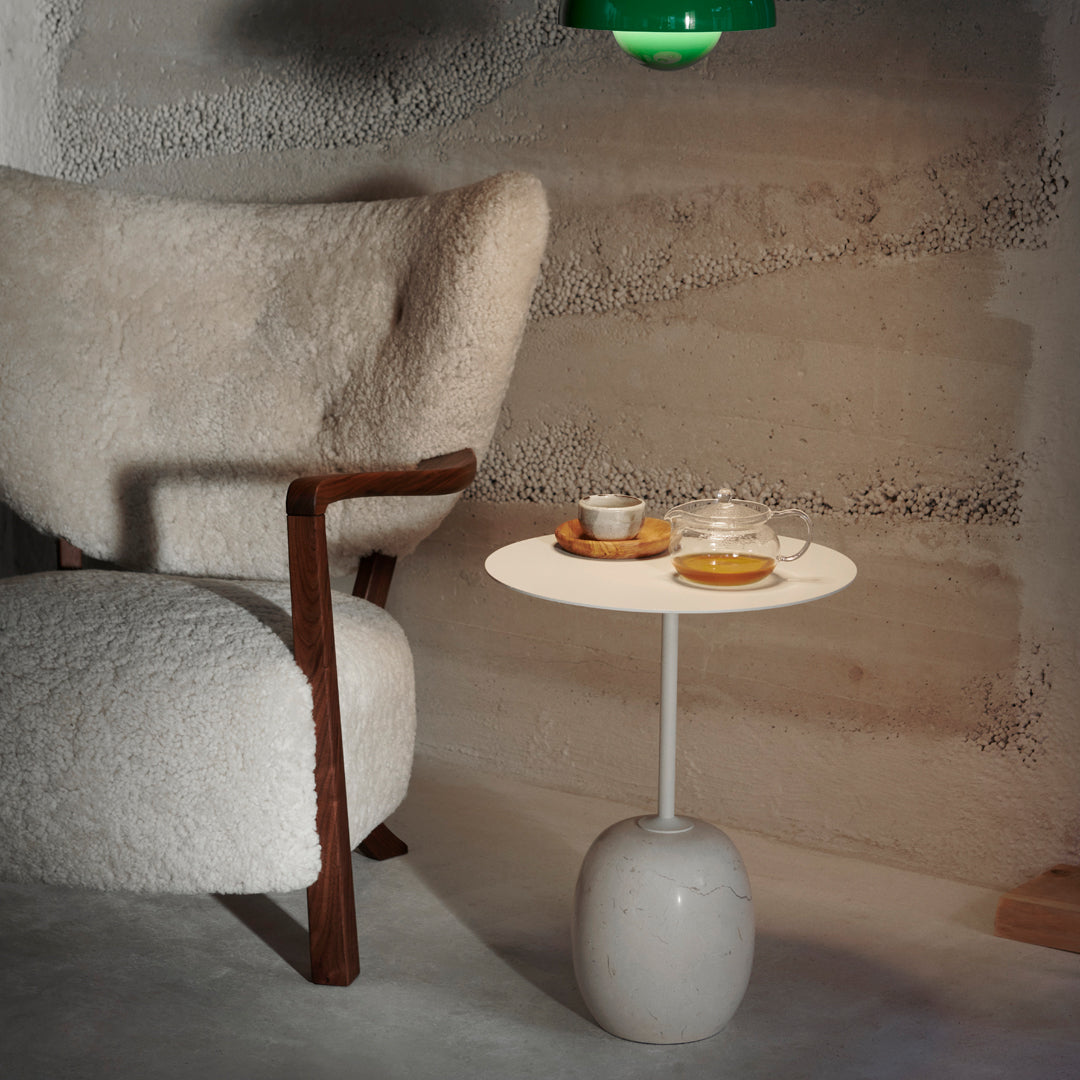 Table d'appoint contemporaine en marbre et acier avec piètement sculptural en forme de sucette inversée pour salon ou chambre à coucher