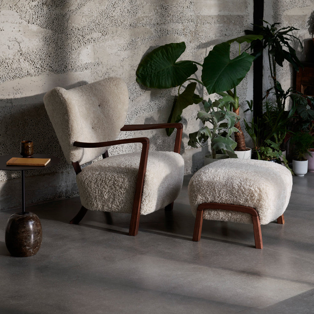 Table d'appoint contemporaine en marbre et acier avec piètement sculptural en forme de sucette inversée pour salon ou chambre à coucher