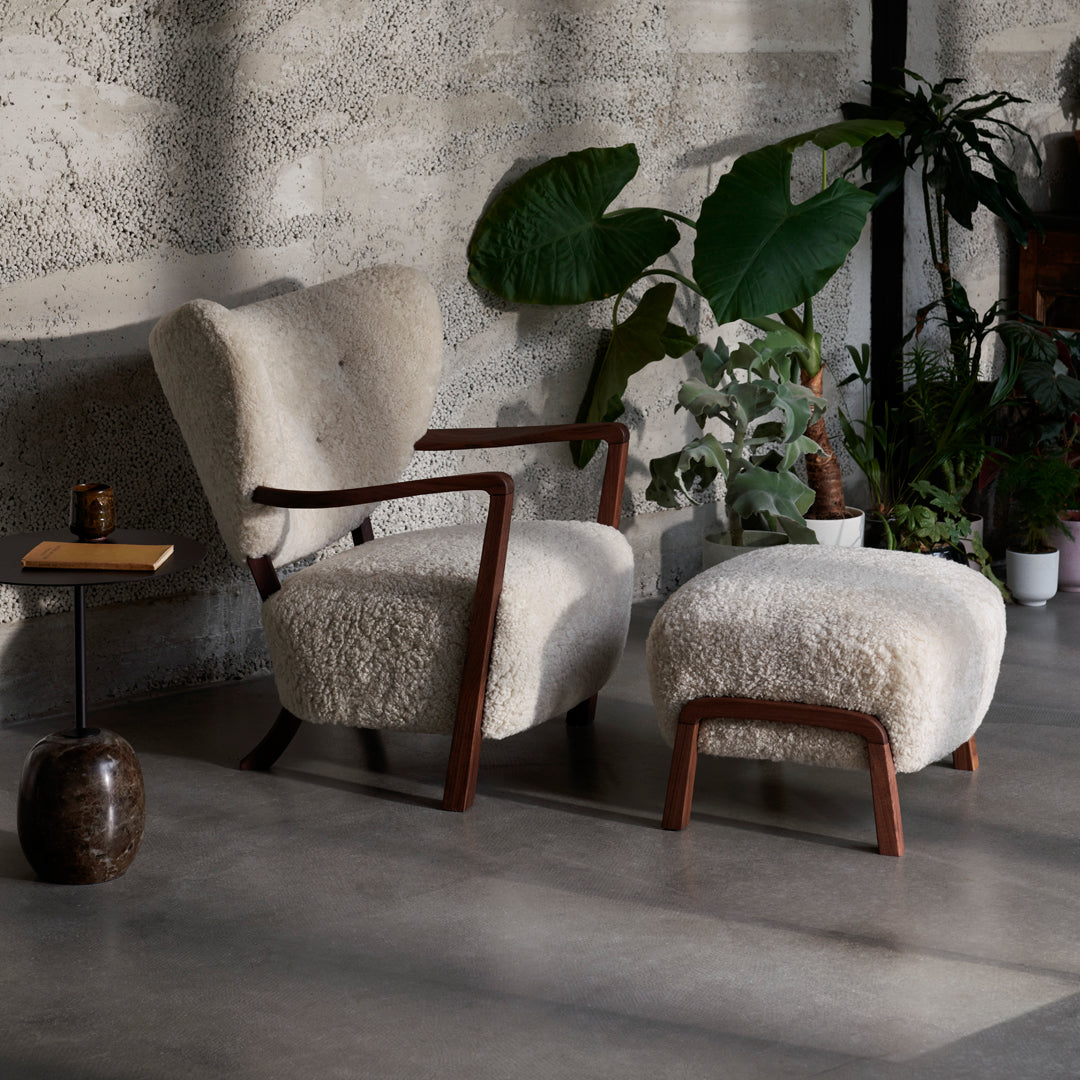 Table d'appoint contemporaine en marbre et acier avec piètement sculptural en forme de sucette inversée pour salon ou chambre à coucher