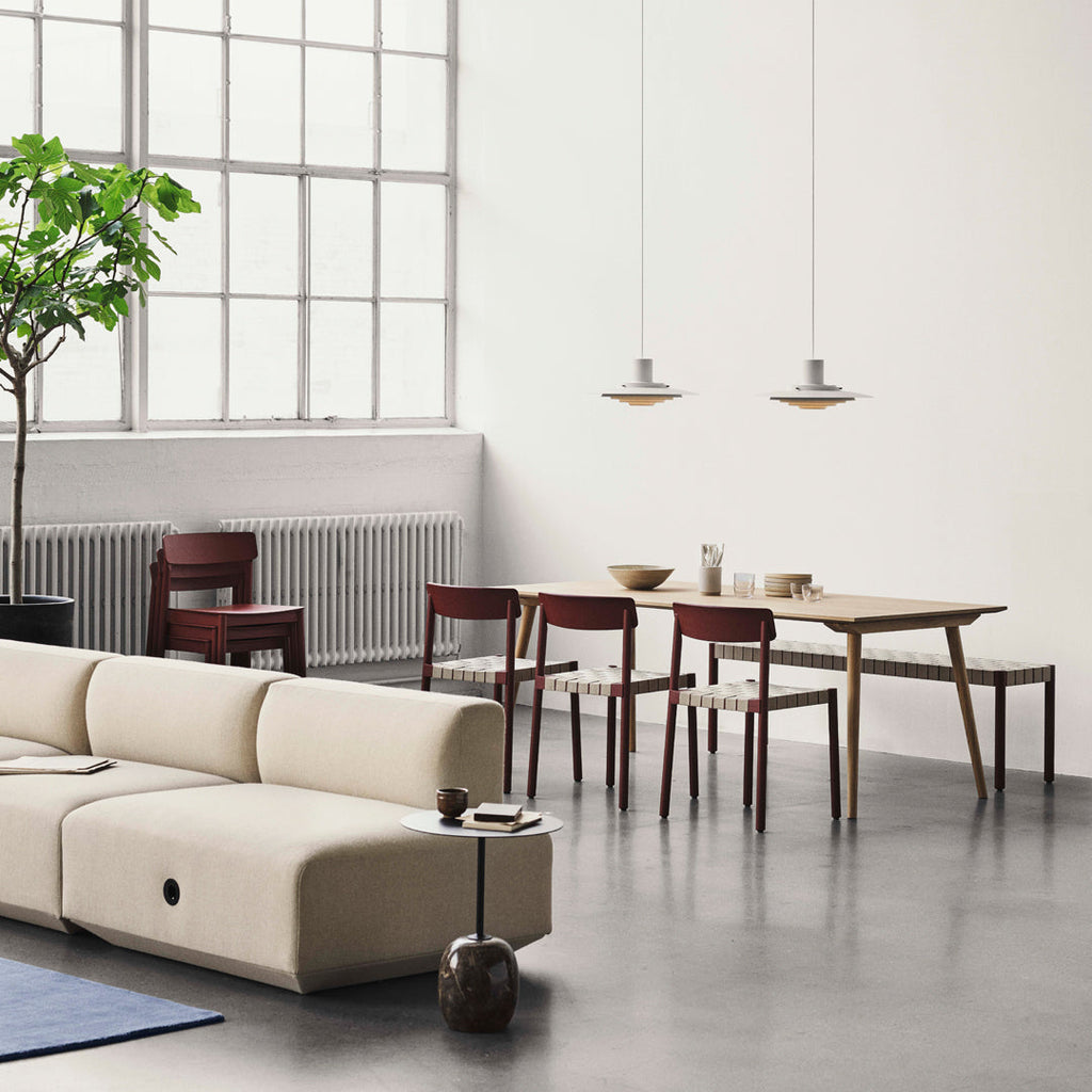 Table d'appoint contemporaine en marbre et acier avec piètement sculptural en forme de sucette inversée pour salon ou chambre à coucher